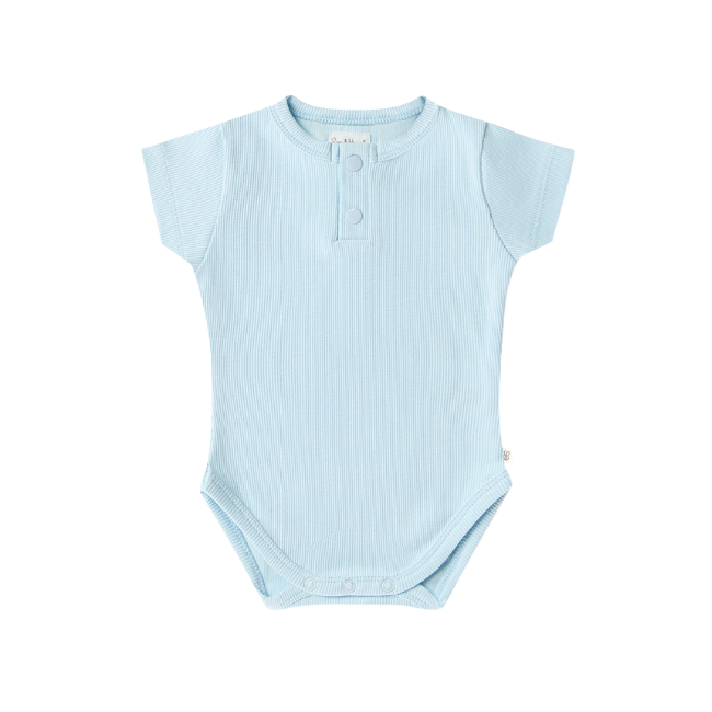 snuggle hunny Short Sleeve Organic Bodysuit baby blue